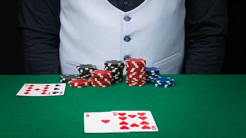 炸金花235|賭桌上的撲克牌籌碼